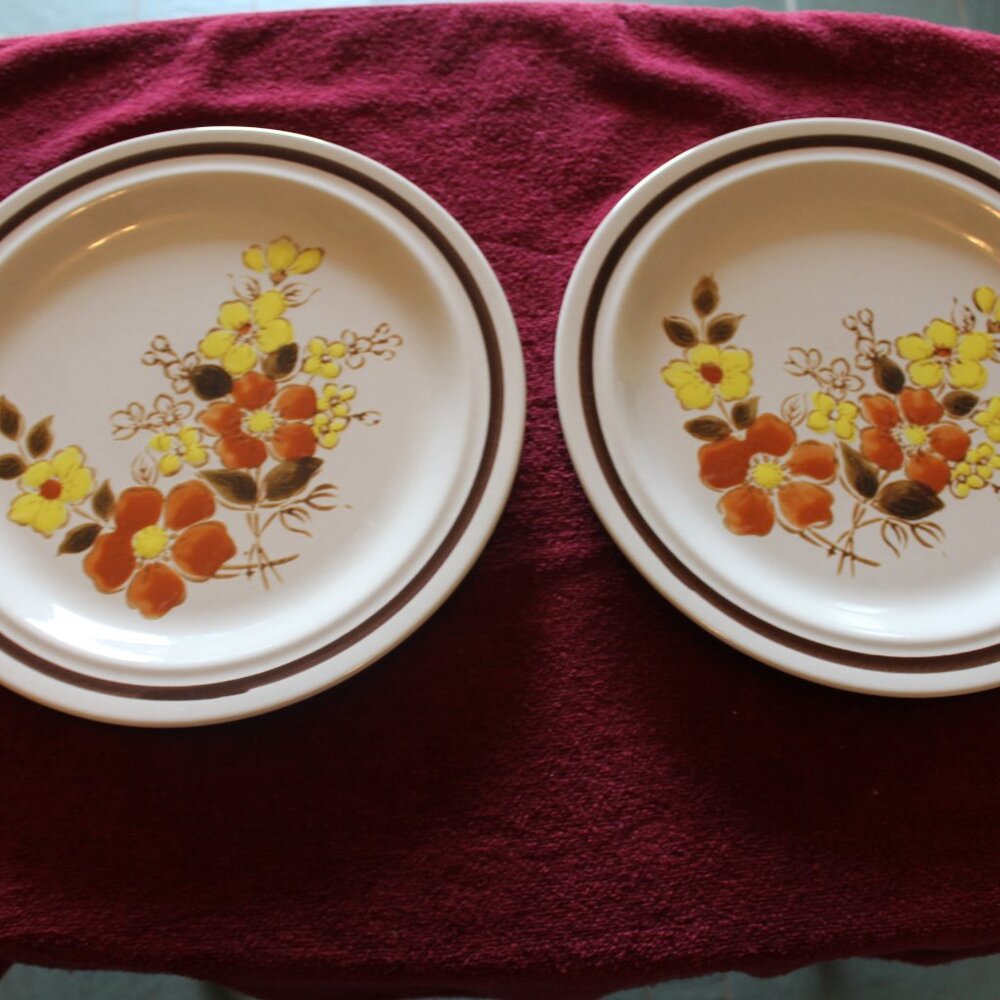 Vintage Design Two Stoneware 1500 Lovely - Set of 2 Dinner Plates